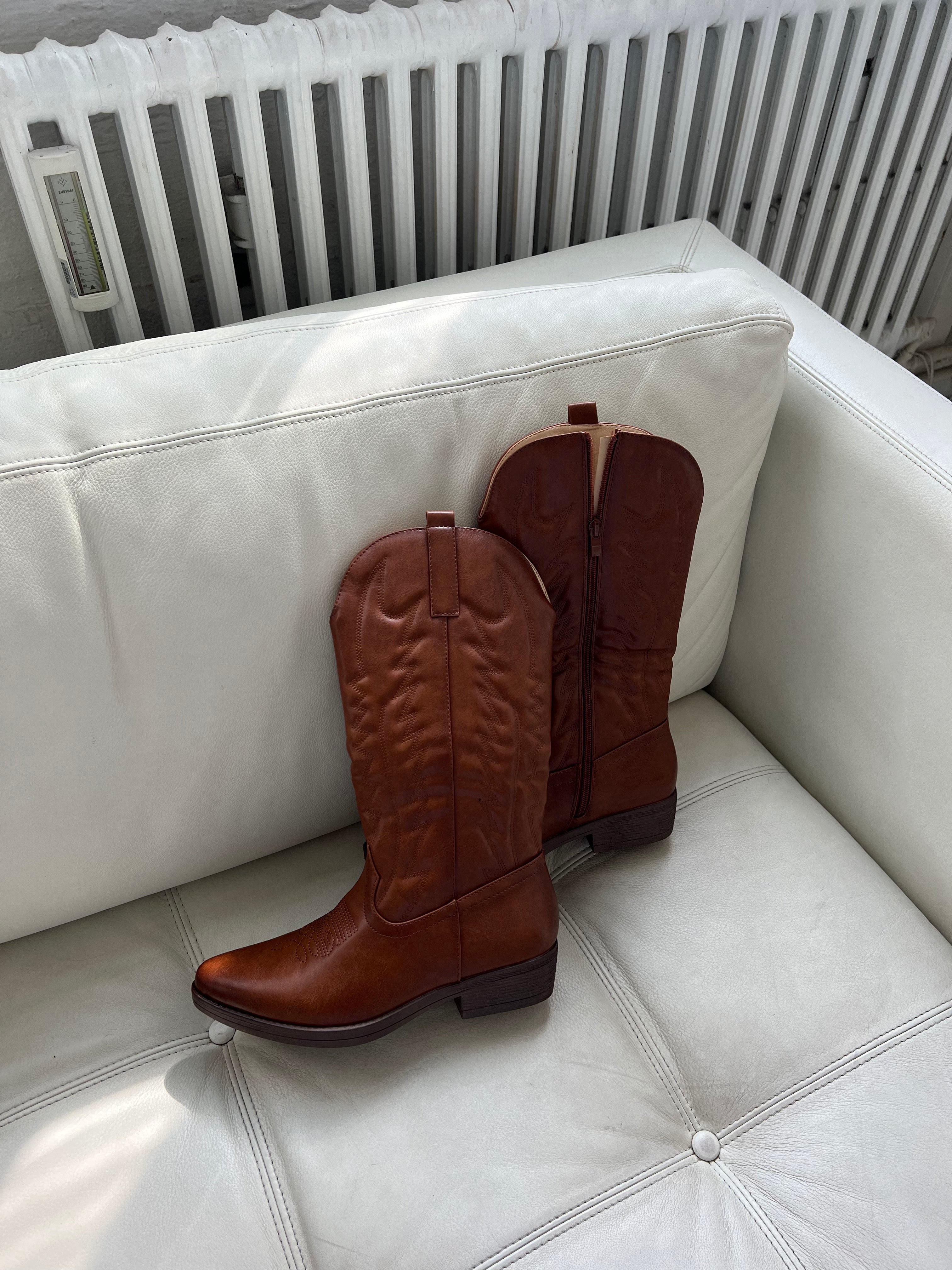 Western boots Christian Louboutin Camel size 39.5 EU in Suede - 32489118